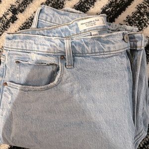 Abercrombie & Fitch The 90s Straight Ultra High Rise Curve Love Jean Light Wash